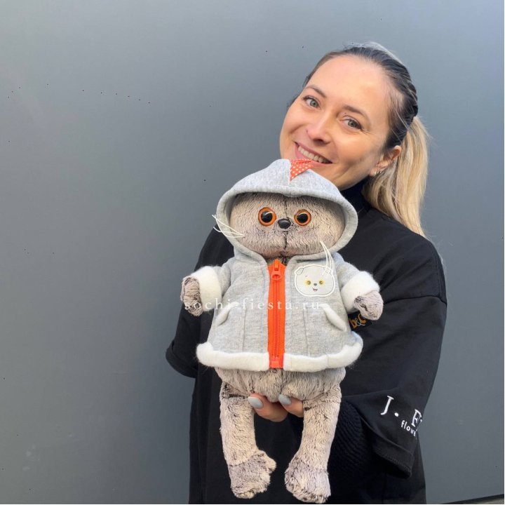 Кот Басик в толстовке в Кирове