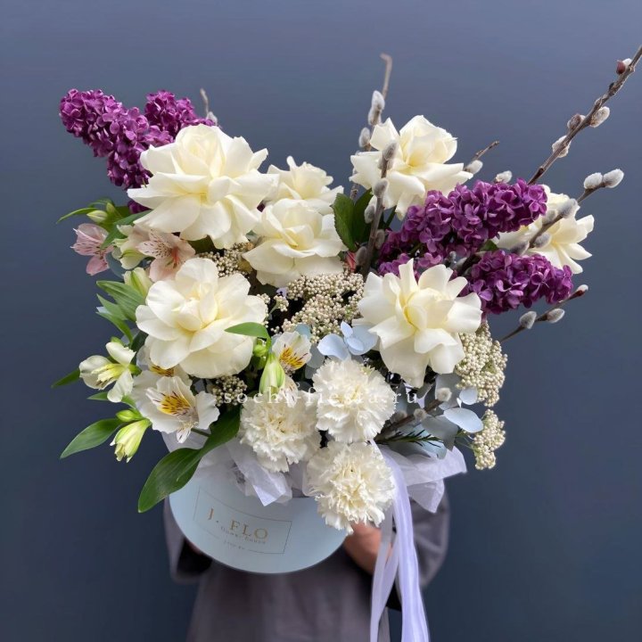 Цветочный бокс Французских роз и Сирени в Кирове