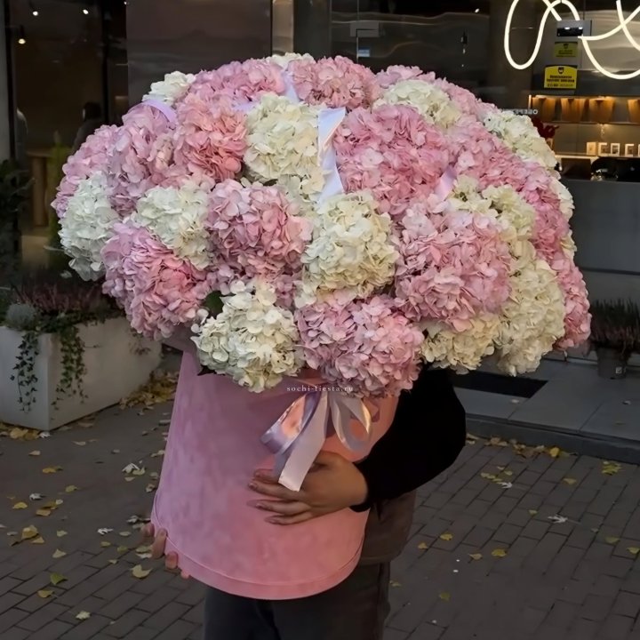 Дизайнерский цилиндр с гортензиями  в Кирове
