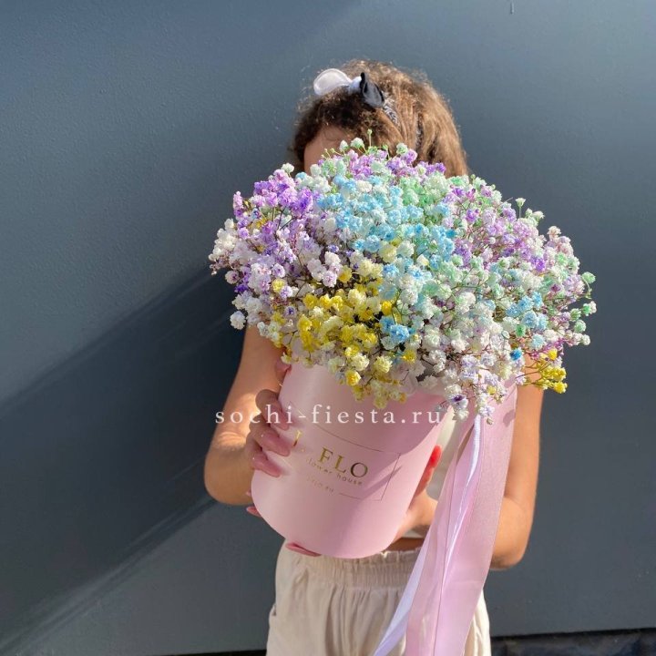 Радужные гипсофилы в шляпной коробке в Кирове