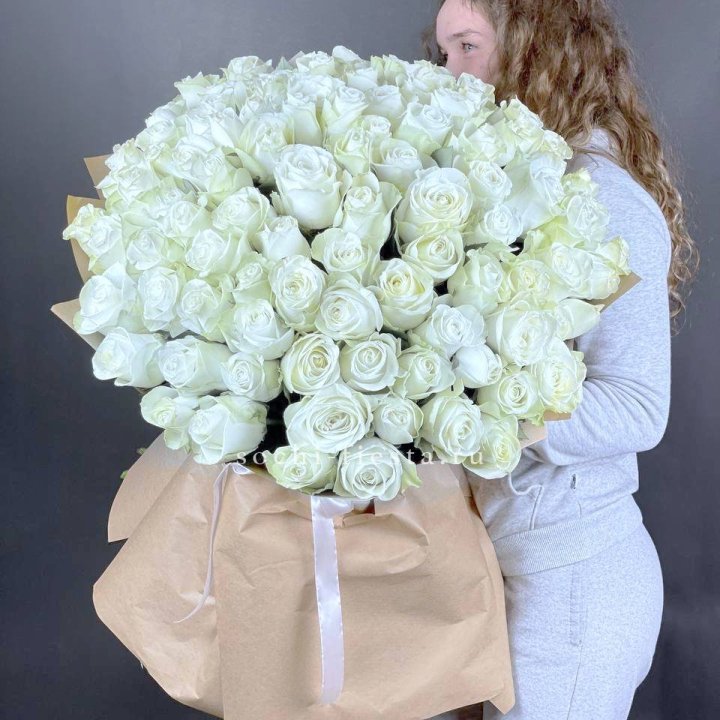 101 белая высокая импортная роза в Кирове