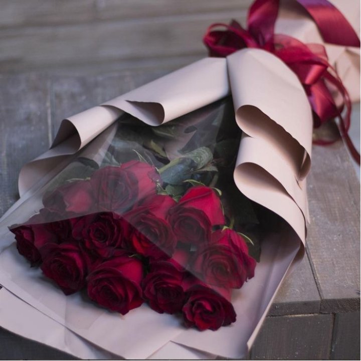 11 голландских роз в оформлении в Кирове