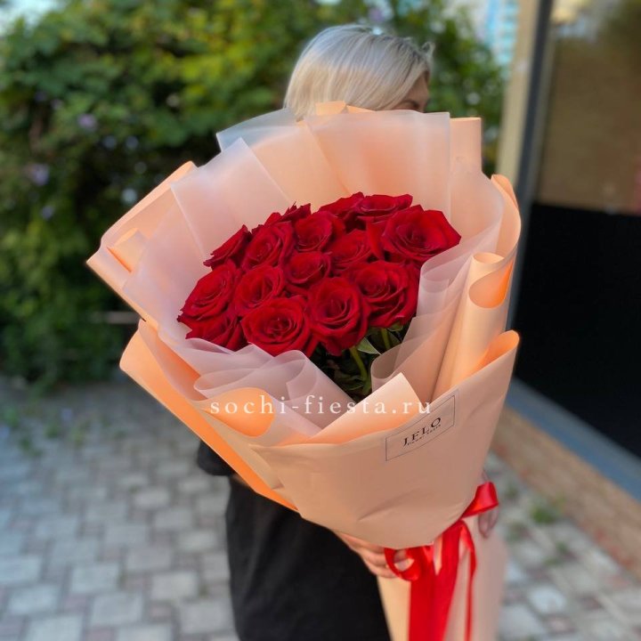15 голландских роз в оформлении в Кирове
