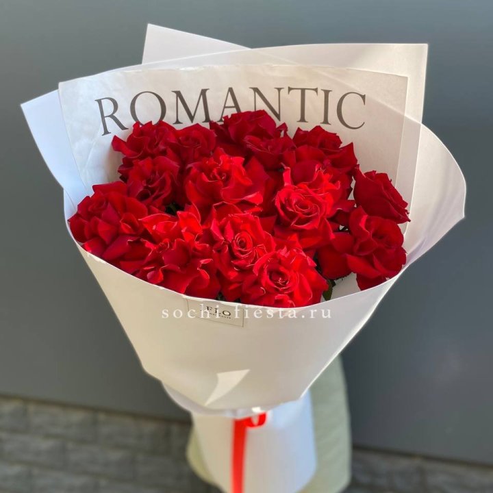 19 высоких роз в оформлении в Кирове