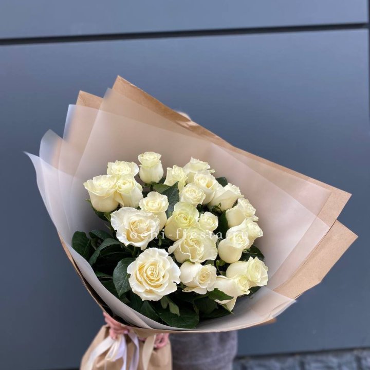  Букет  высоких белых роз   в Кирове