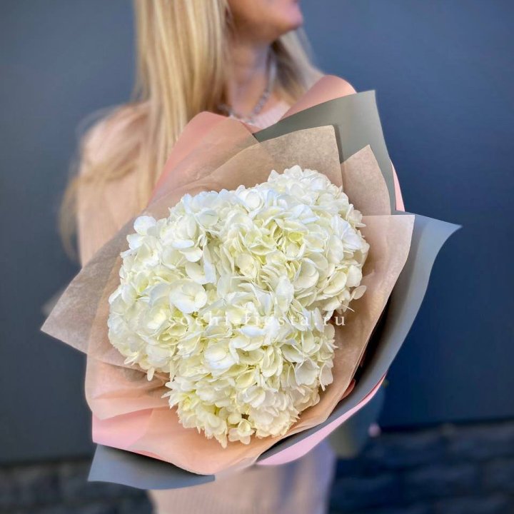 Букет из трёх белых гортензий в Кирове