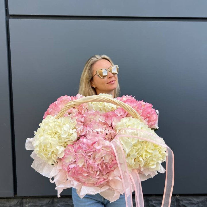 7 гортензий в корзине в Кирове