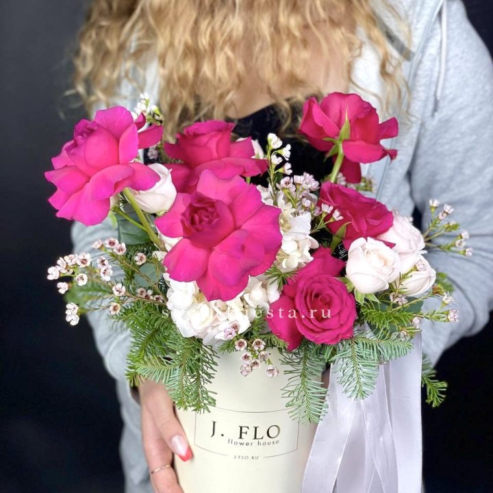 Новогодняя композиция в коробке пинк розе в Кирове