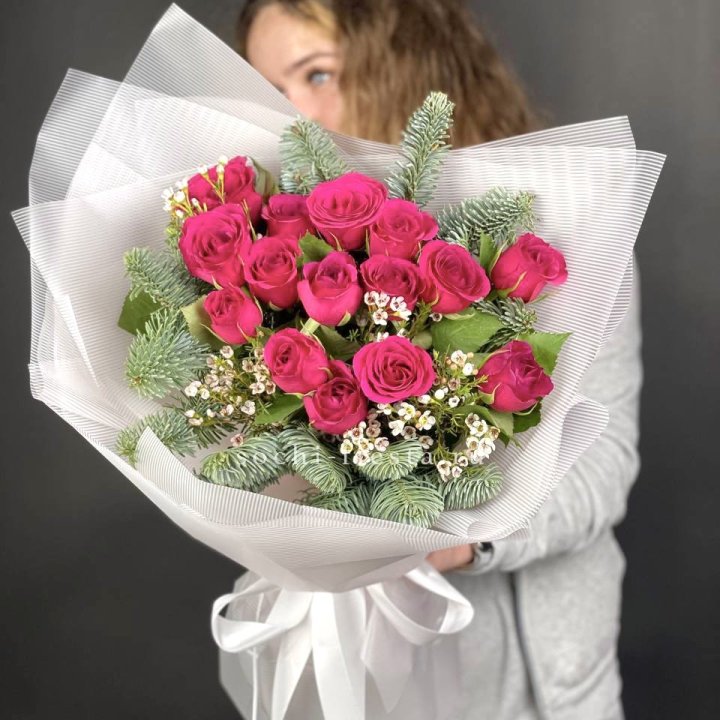 Новогодний букет Елки и Розы в Кирове