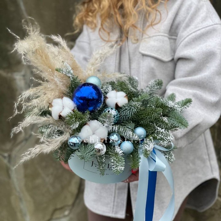 Новогодняя композиция в коробке блю в Кирове