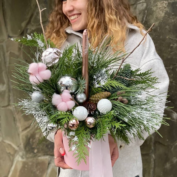 Новогодняя композиция в коробке пинк в Кирове