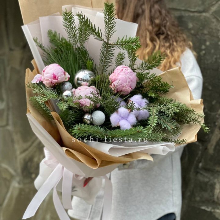 Новогодний букет с пионами  в Кирове