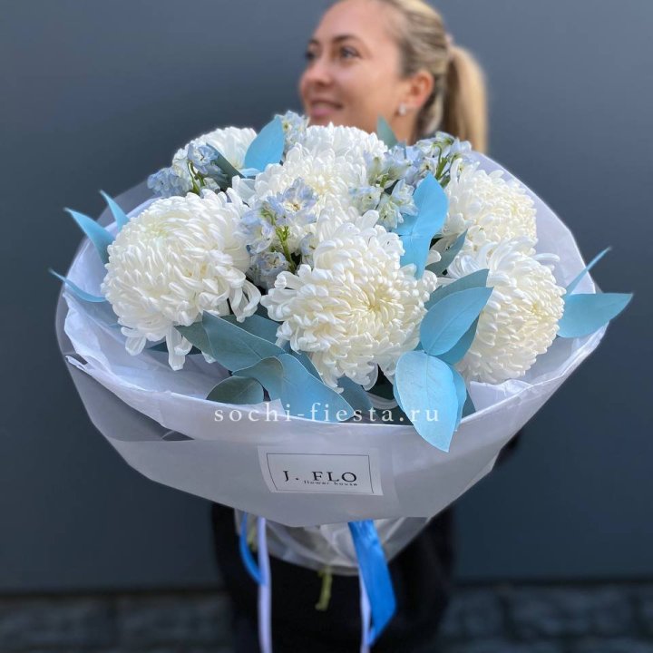Букет хризантем Бигуди и дельфиниума  в Кирове