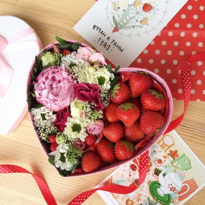 Бокс с клубникой и цветами в Кирове