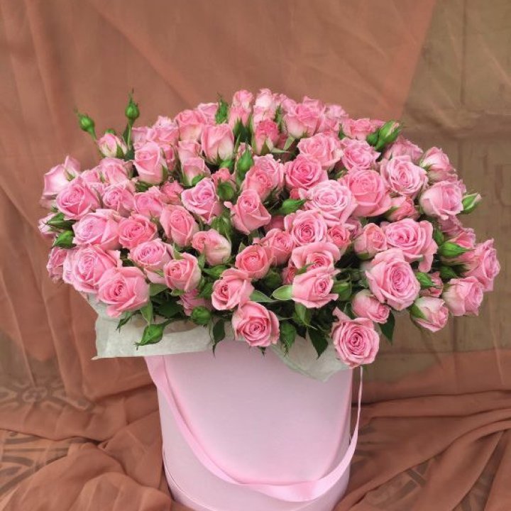 Кустовые розы в коробке в Кирове