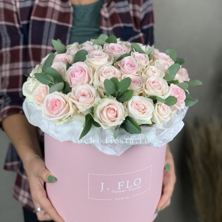 35 розовых роз в цилиндре в Кирове
