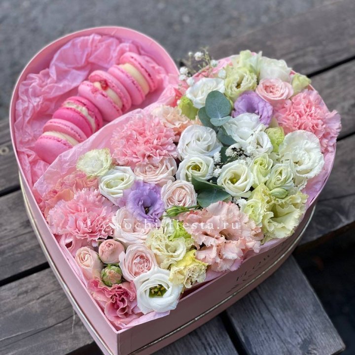 Бокс-сердце с макарон "Пинк" в Кирове