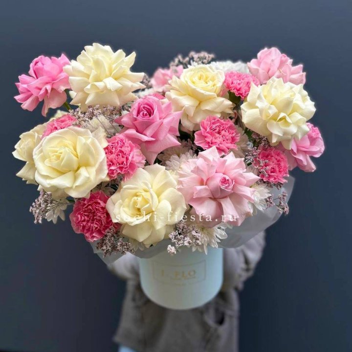 Коробка французских роз и диантусов "Бони" в Кирове