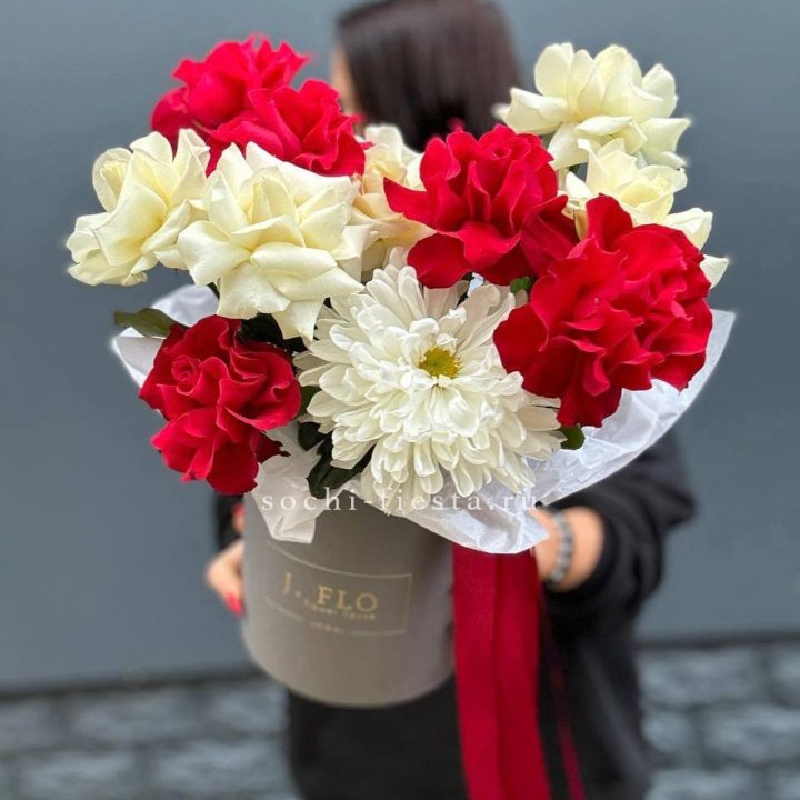 Французские розы с хризантемой в боксе в Кирове