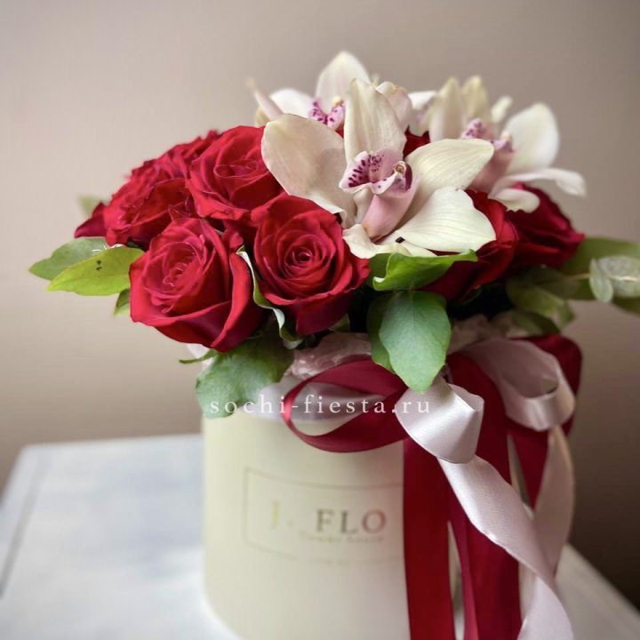 Розы и орхидеи в боксе в Кирове