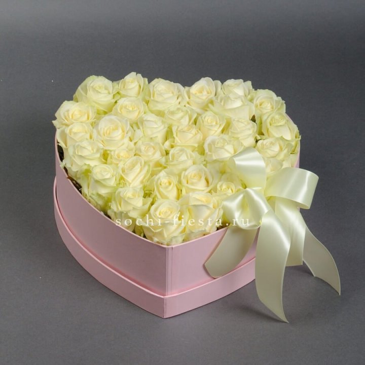 35 белых роз в коробке "Сердце" в Кирове