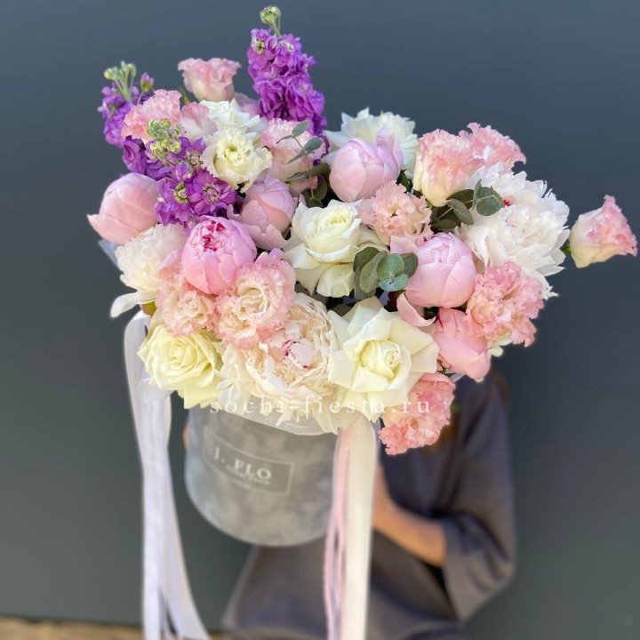 Дизайнерский цилиндр с пионами "Ривьера" в Кирове