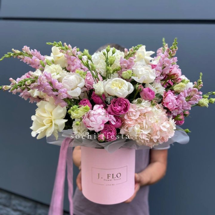 Дизайнерский цилиндр с пионами "Саманта" в Кирове