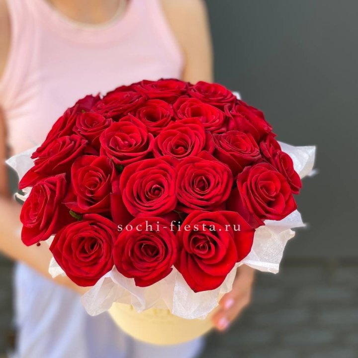 Красные розы в цилиндре в Кирове