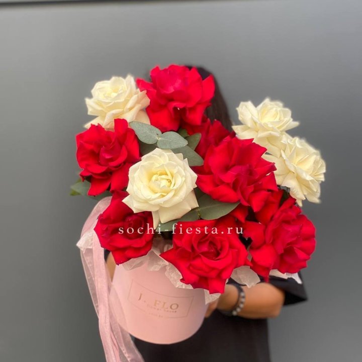 13 Французских роз в боксе в Кирове