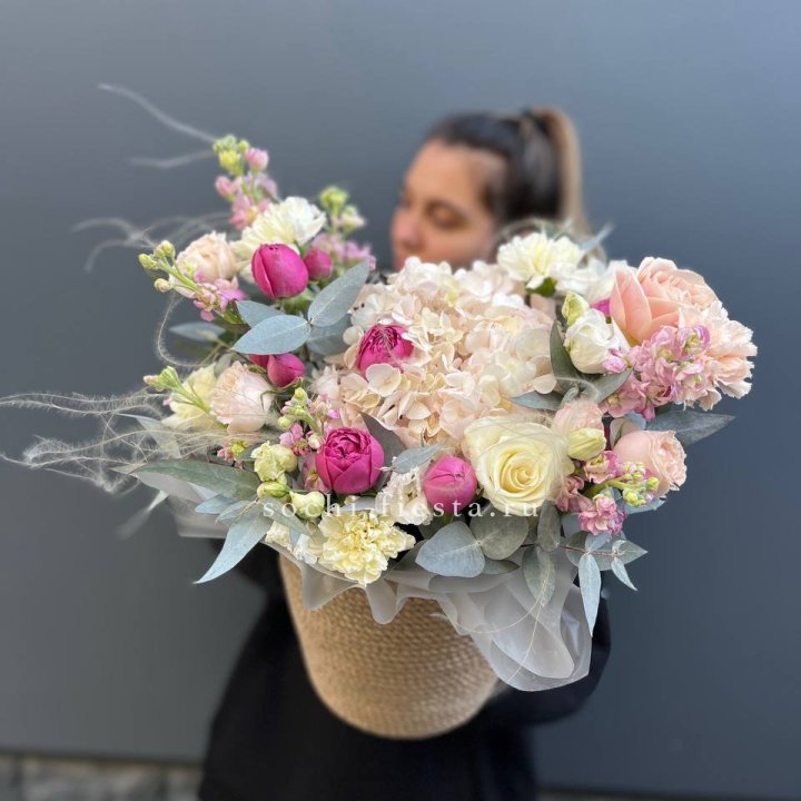 Цветочная композиция в джутовом боксе  в Кирове