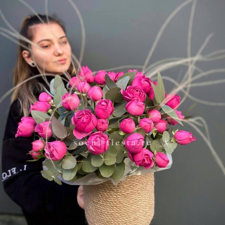 Пионовидные розы Мисти Бабблс в джутовом кашпо в Кирове