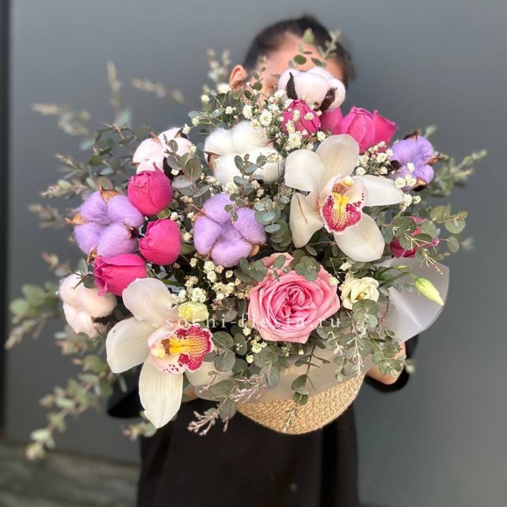 Орхидея и розы в джутовом кашпо в Кирове