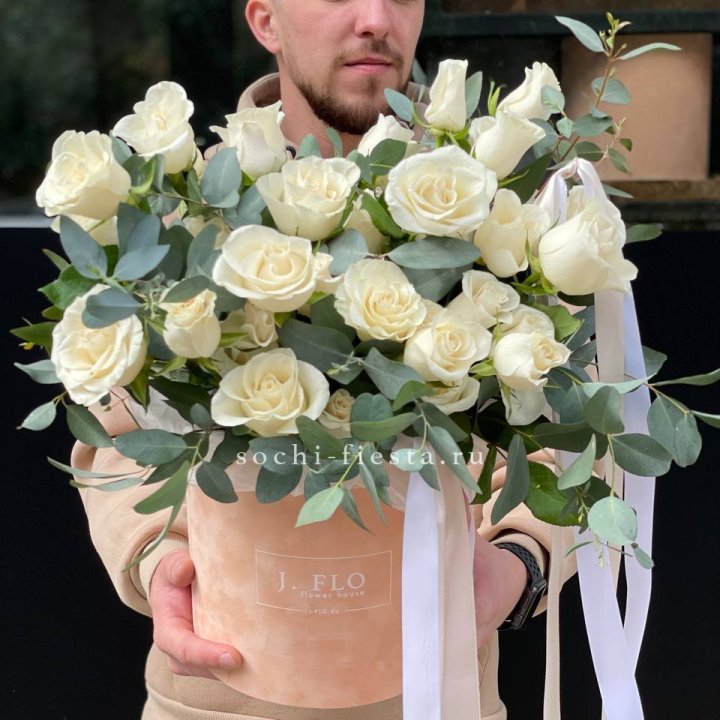 41 белая роз в бархатном боксе в Кирове