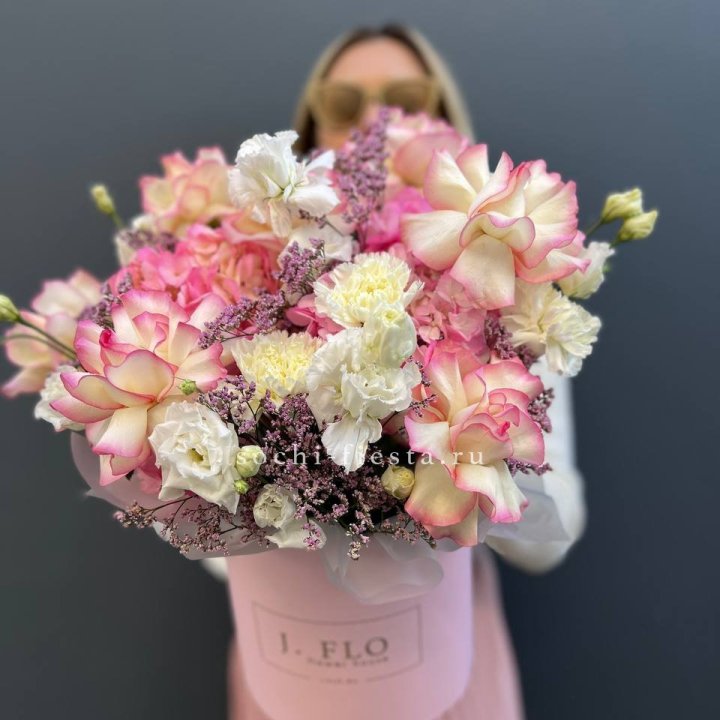 Цветочная композиция "Глория" в боксе в Кирове