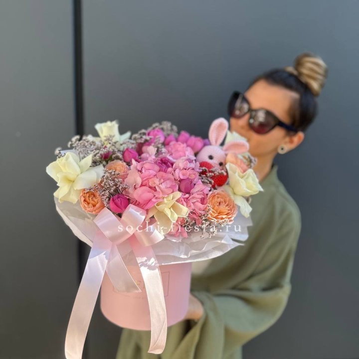 Дизайнерский цилиндр с игрушкой "Лола" в Кирове