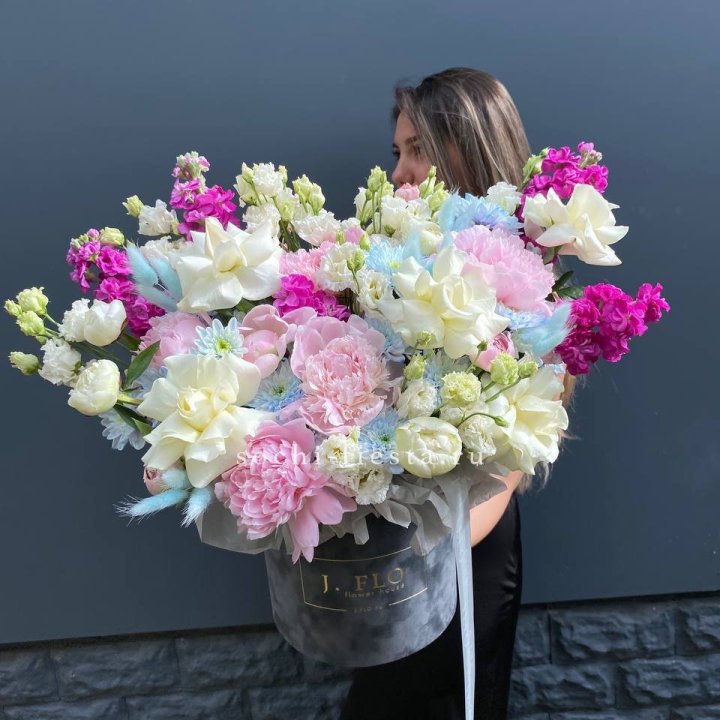 Дизайнерский цилиндр "Пионы гарден" в Кирове