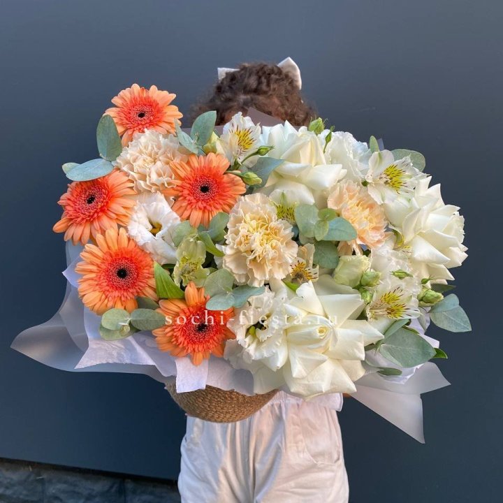 Розы и герберы в джутовом кашпо "Георгино" в Кирове