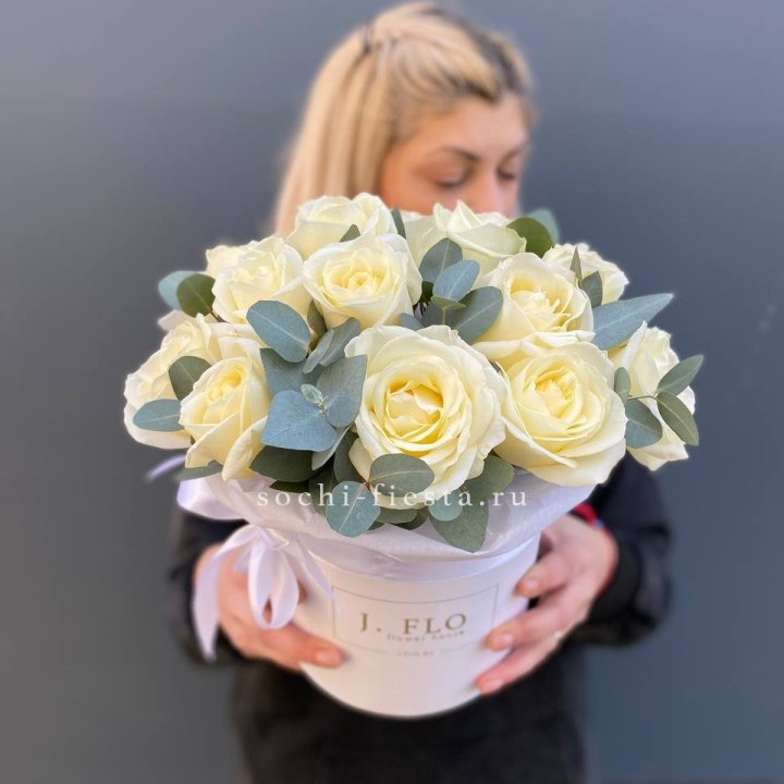 15 белых роз в боксе в Кирове