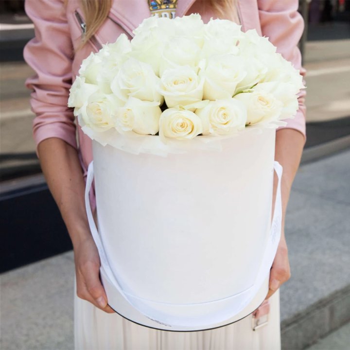 35 белых роз в цилиндре в Кирове