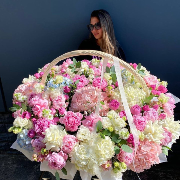 Цветочная корзина из пионов и пионовидных роз "Перфекте" в Кирове