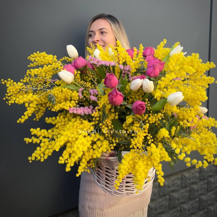 Цветочная корзина с мимозой "Спринг" в Кирове