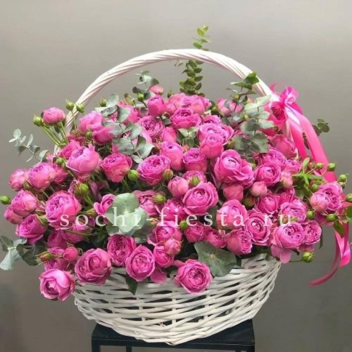 65 пионовидных кустовых роз в корзине в Кирове