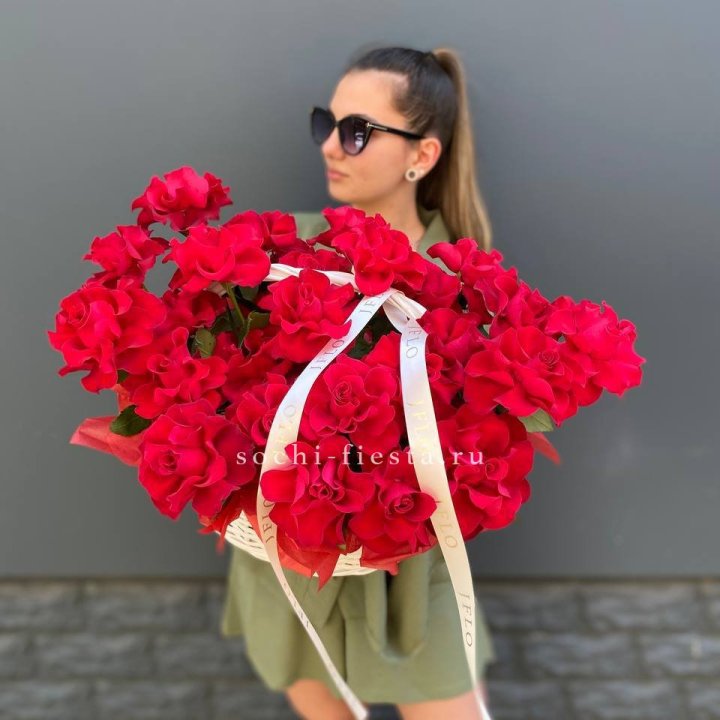 Красные французские розы в корзине в Кирове