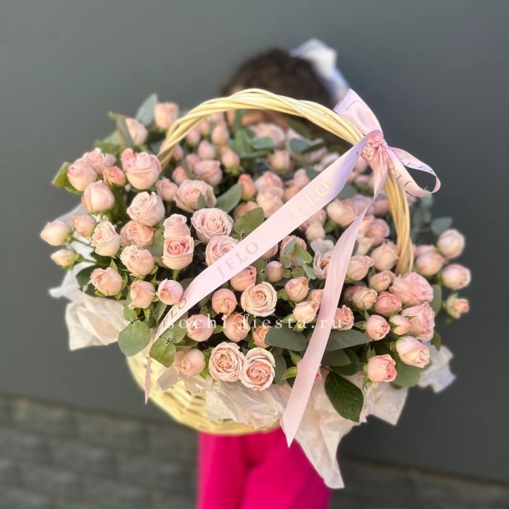 Корзина кустовых пионовидных роз в Кирове