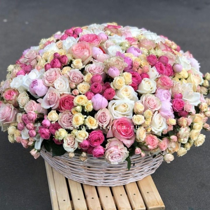 Цветочная корзина из пионов и пионовидных роз "Юниверсити" в Кирове