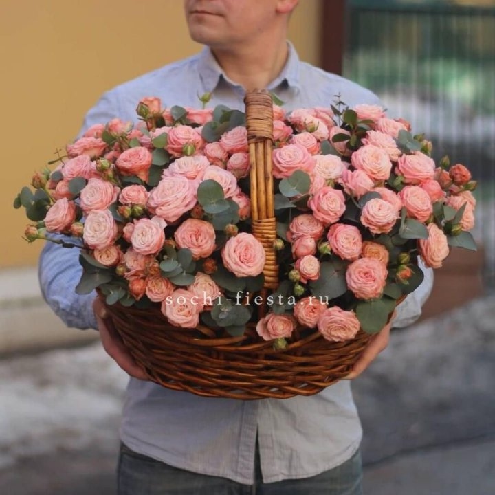 Корзина из 101 пионовидной розы в Кирове