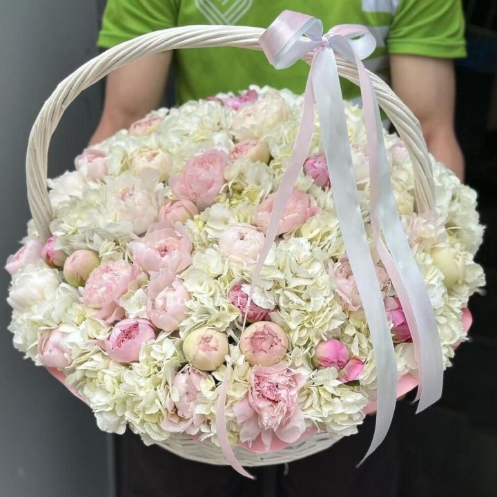 Премиум корзина гортензий и пионов в Кирове