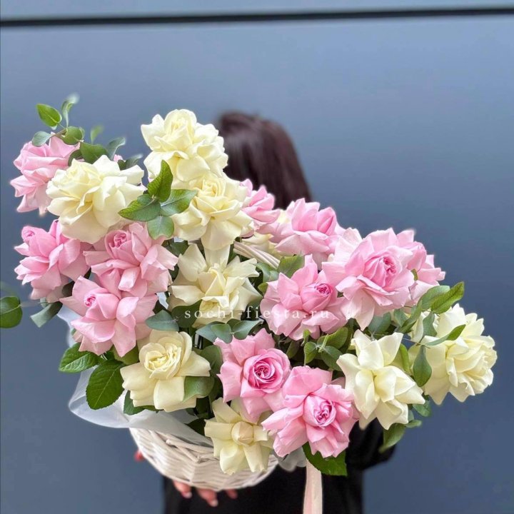 25 Французских роз в корзине в Кирове