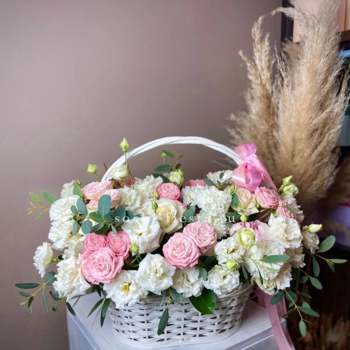 Цветочная корзина "Пинки вайт" в Кирове