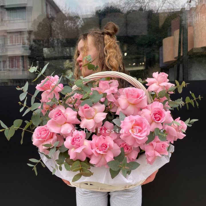 25 роз в цветочной корзине  в Кирове